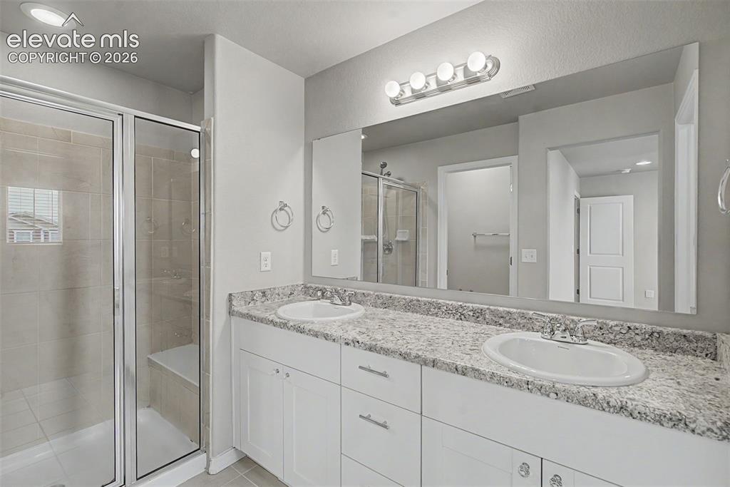 Image 19 of 35: Bathroom