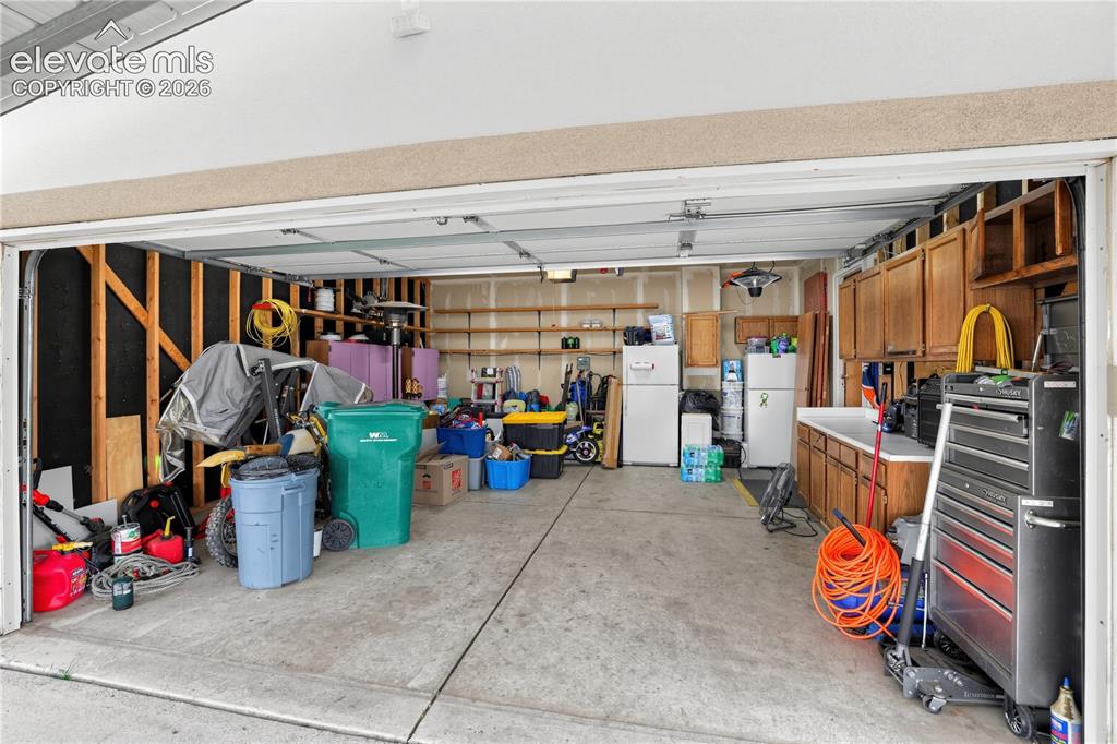Image 23 of 27: Garage