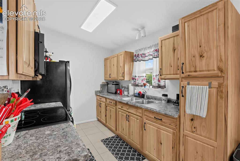 Image 4 of 27: Kitchen
