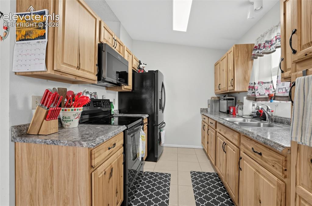 Image 6 of 27: kitchen