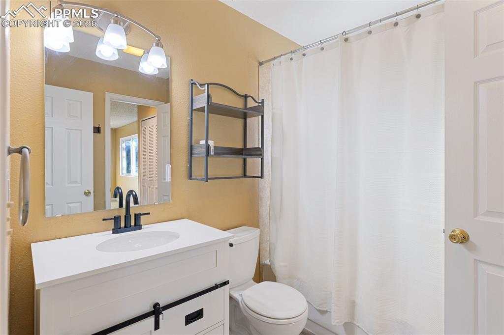 Image 17 of 28: Bathroom