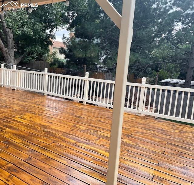 Image 25 of 28: Deck