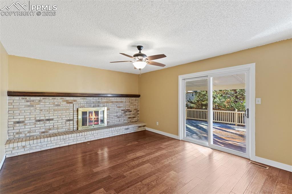 Image 5 of 28: with gas fireplace