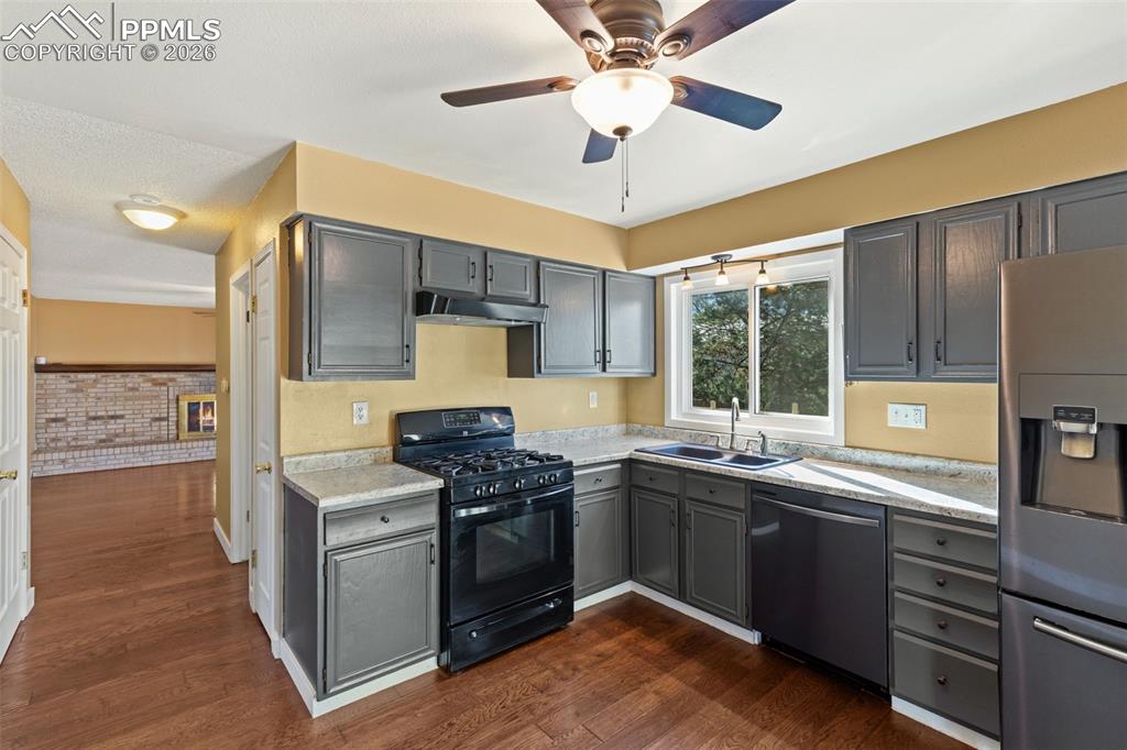 Image 8 of 28: Kitchen