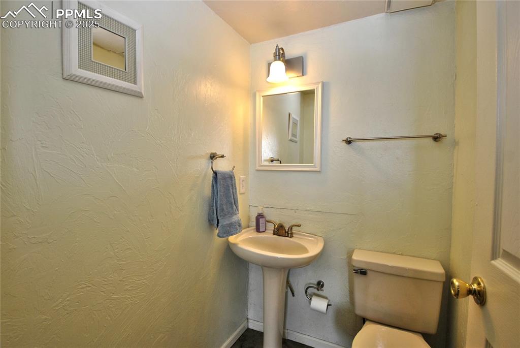 Image 17 of 35: Bathroom