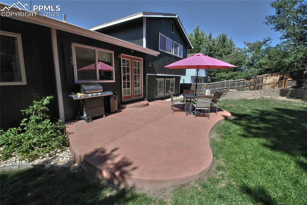 Image 23 of 35: Patio