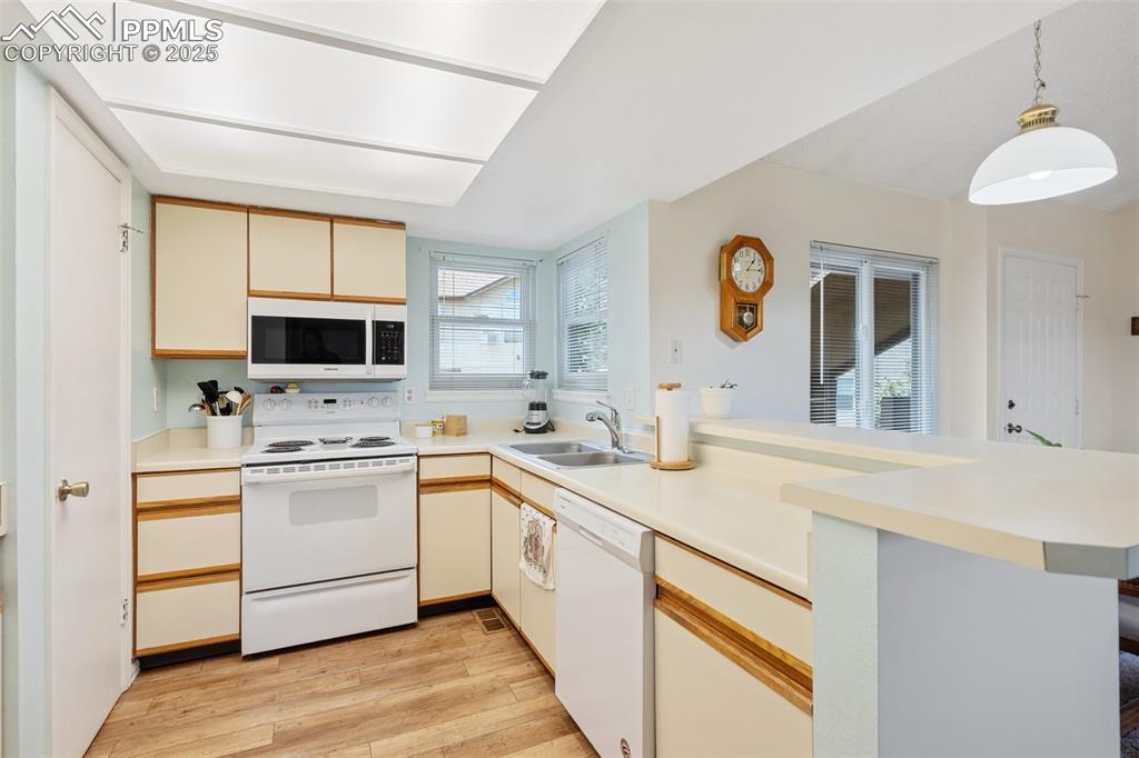 Image 12 of 34: Kitchen