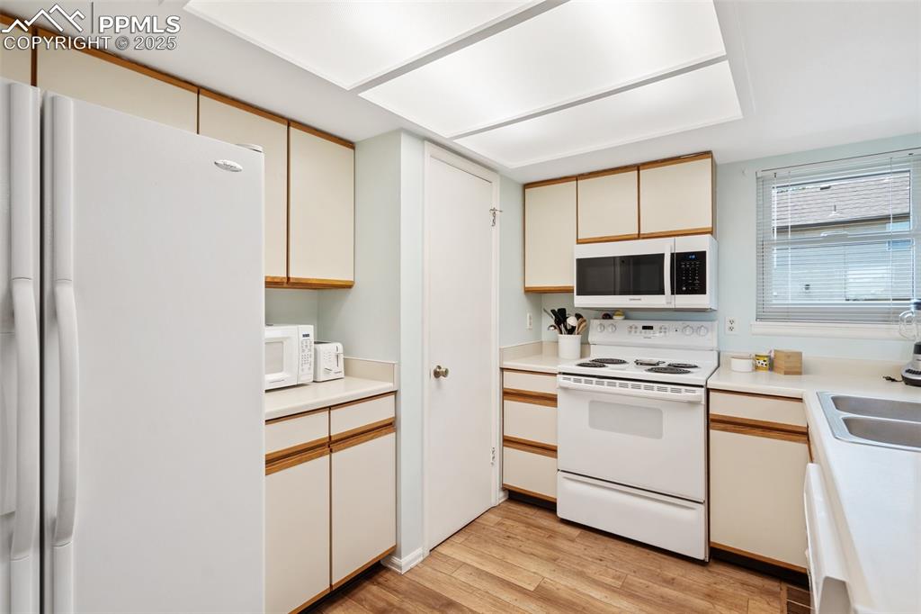 Image 14 of 34: Kitchen