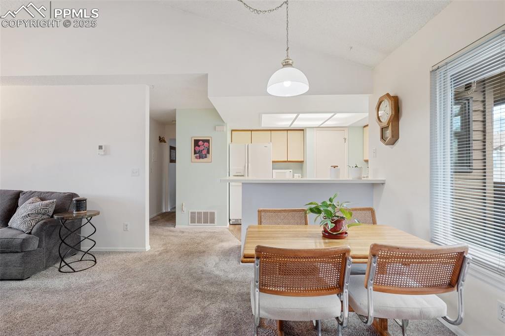 Image 19 of 34: Dining Area