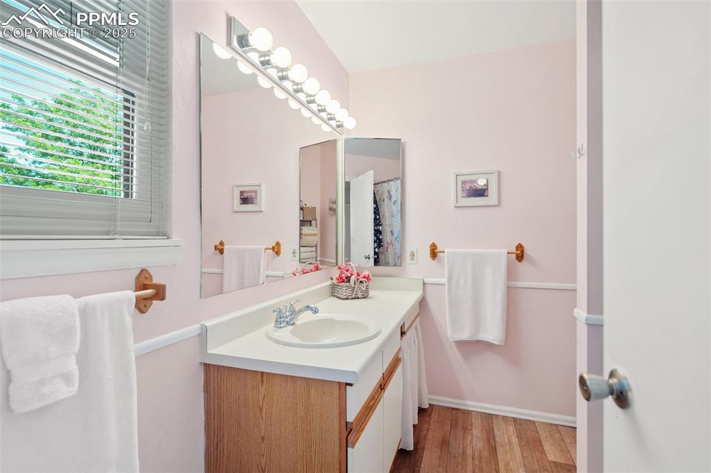 Image 23 of 34: Bathroom