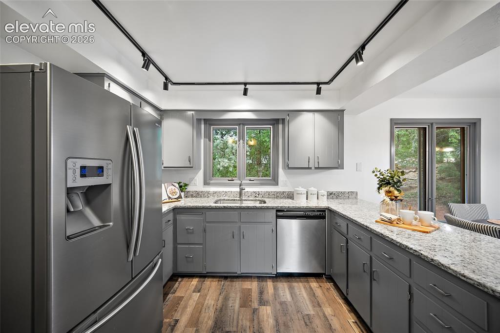 Image 18 of 48: Kitchen
