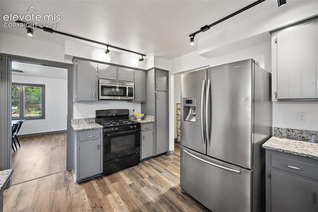Image 19 of 48: Kitchen