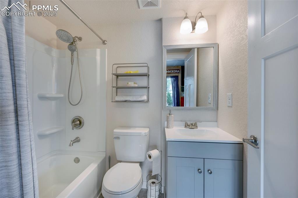 Image 18 of 29: Bathroom