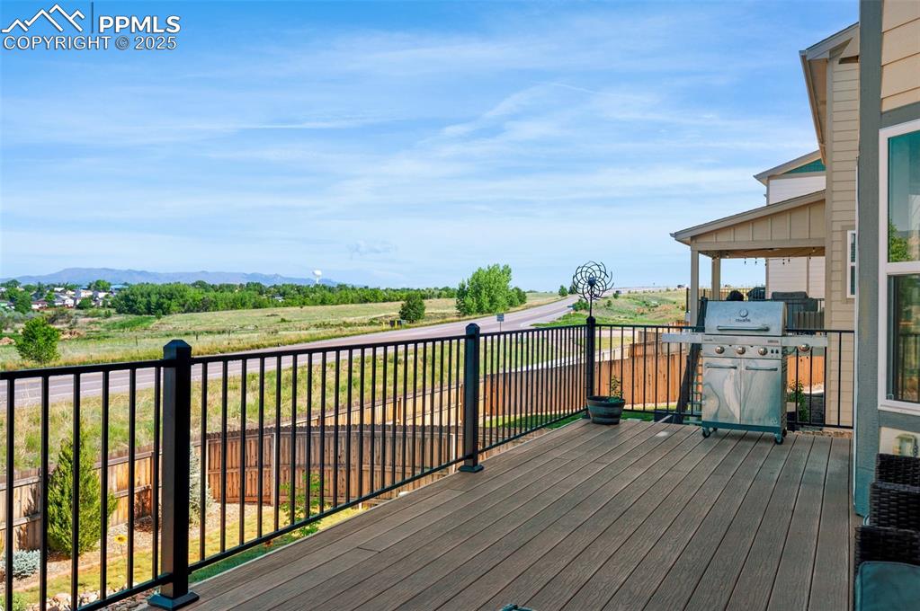 Image 23 of 29: Deck