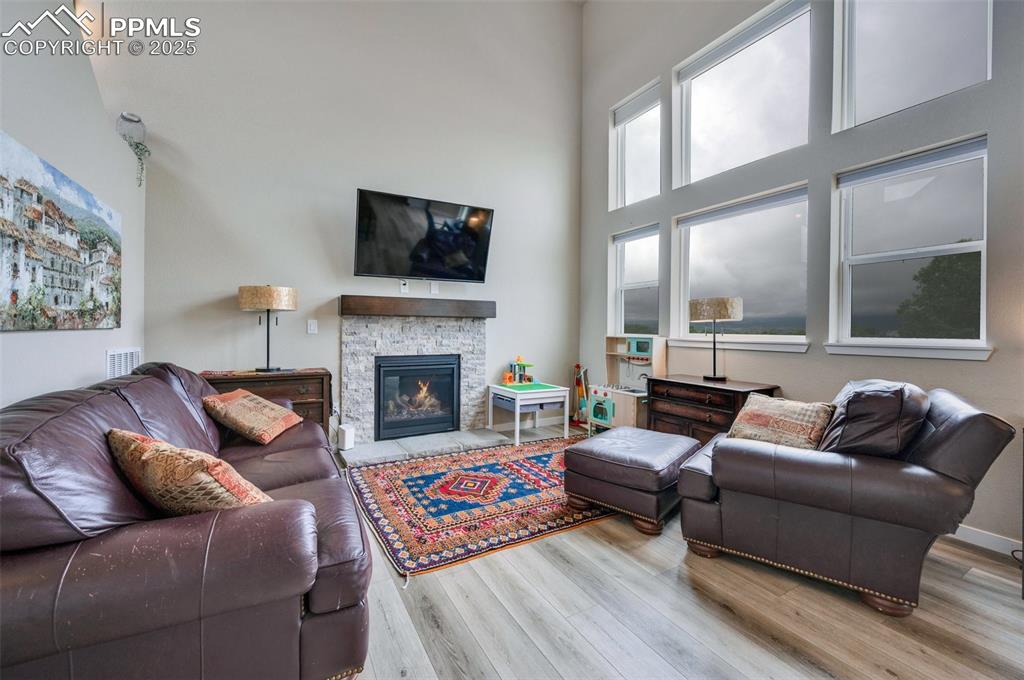 Image 4 of 29: Living Room