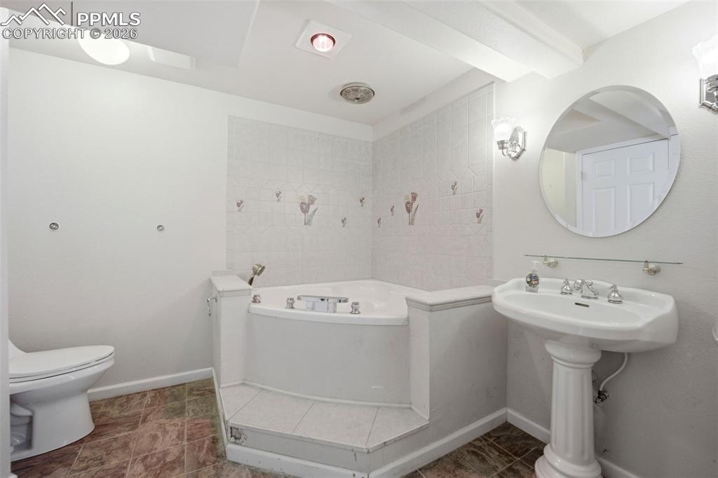 Image 39 of 50: Basement bathroom