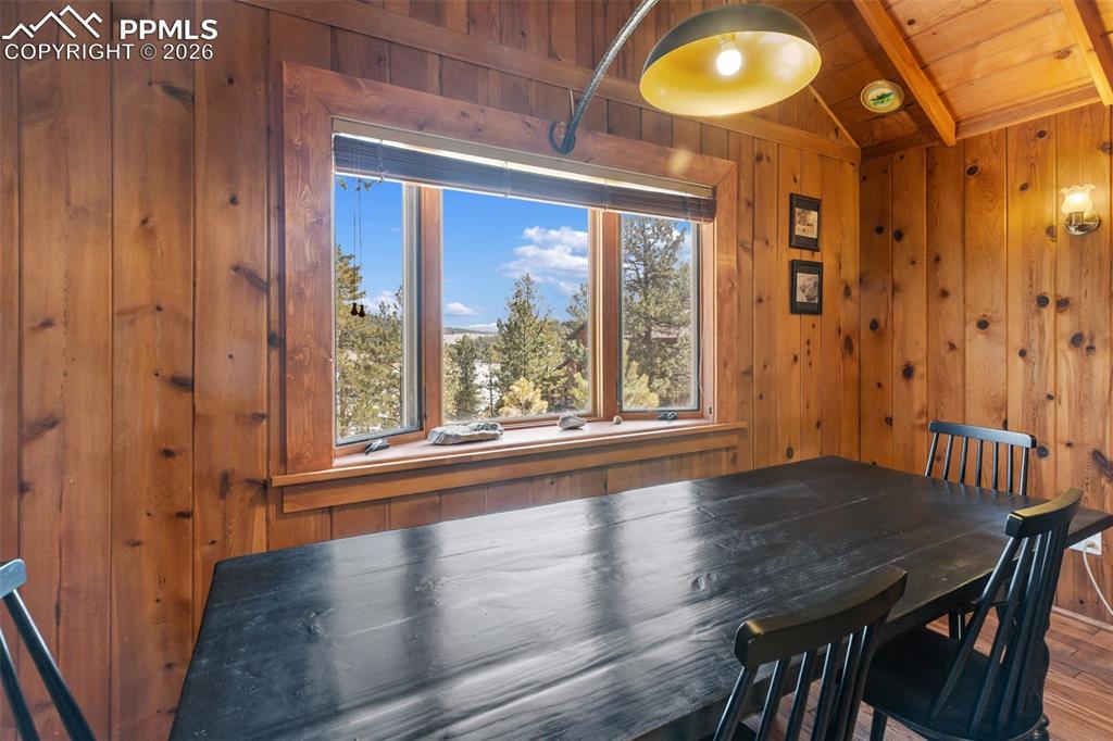 Image 13 of 50: Dining Area