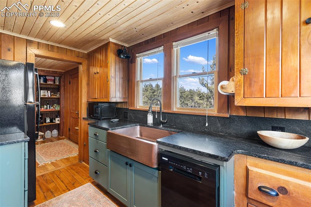 Image 15 of 50: Kitchen