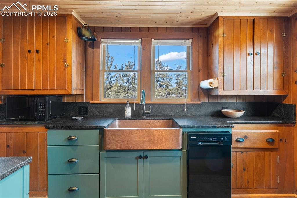 Image 16 of 50: Kitchen