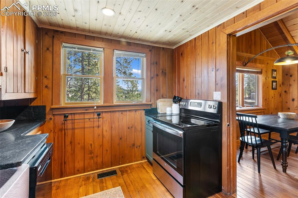 Image 17 of 50: Kitchen