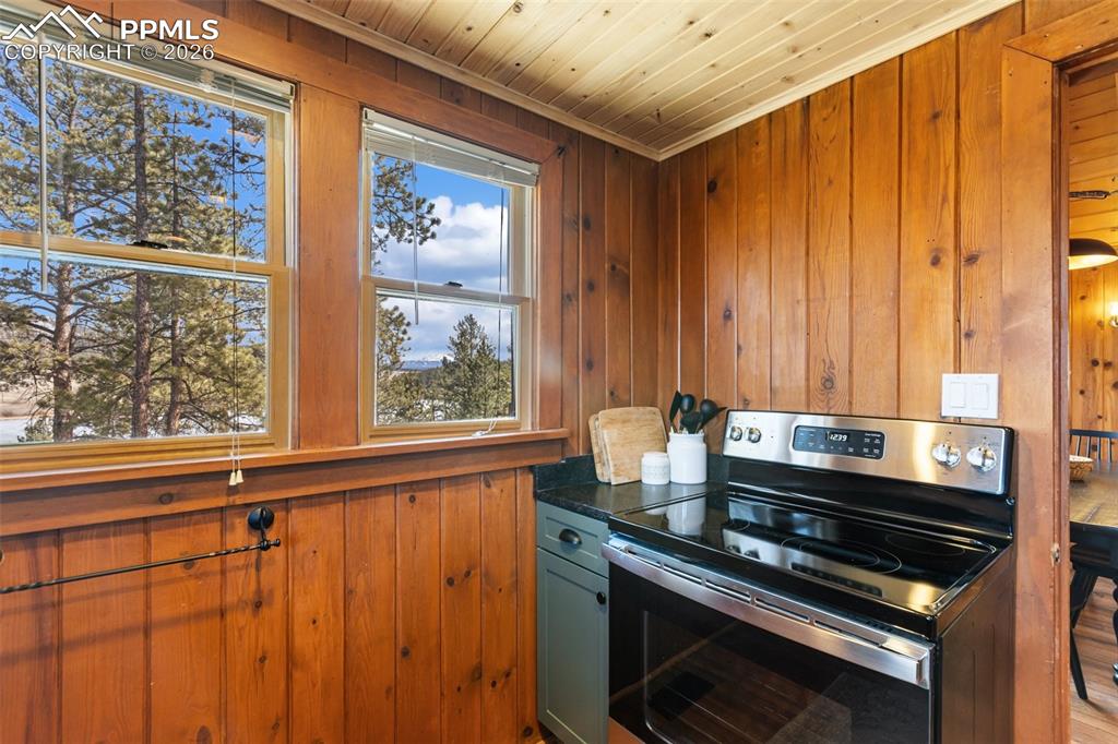 Image 18 of 50: Kitchen