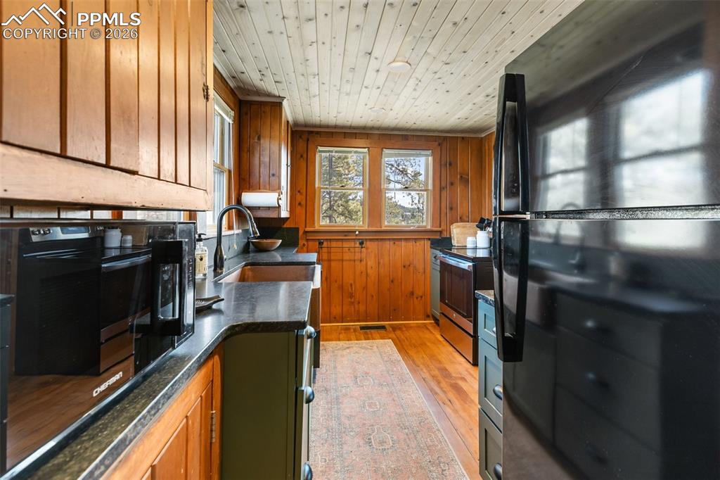 Image 19 of 50: Kitchen