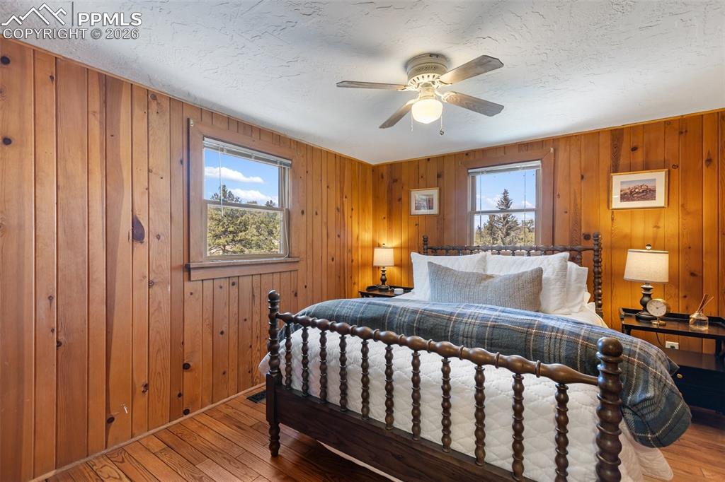 Image 21 of 50: Bedroom