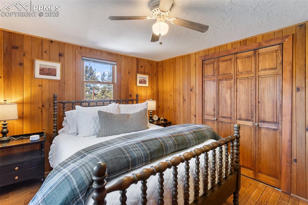 Image 22 of 50: Bedroom