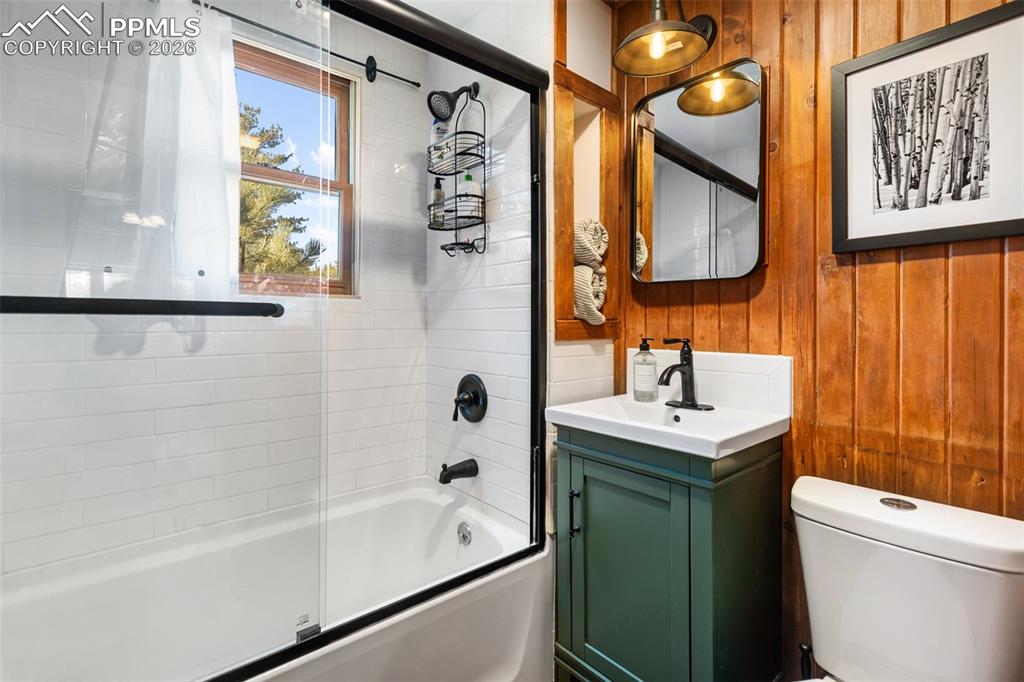 Image 23 of 50: Bathroom