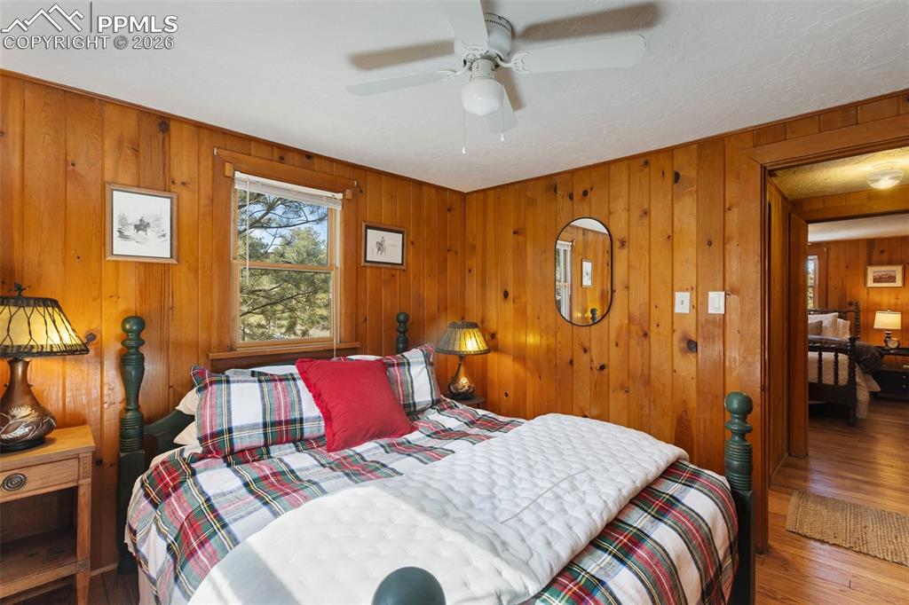 Image 25 of 50: Bedroom