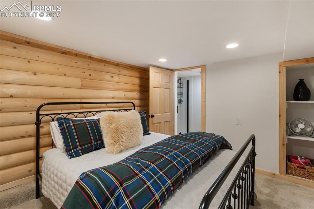 Image 30 of 50: Bedroom