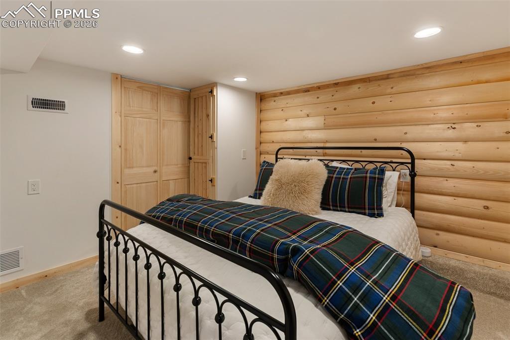 Image 31 of 50: Bedroom