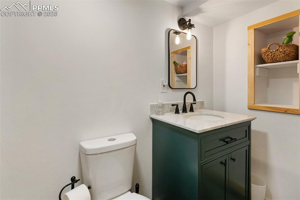 Image 32 of 50: Bathroom