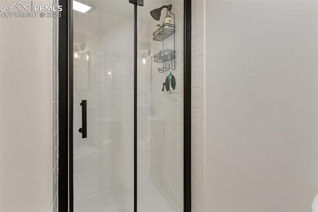 Image 33 of 50: Bathroom