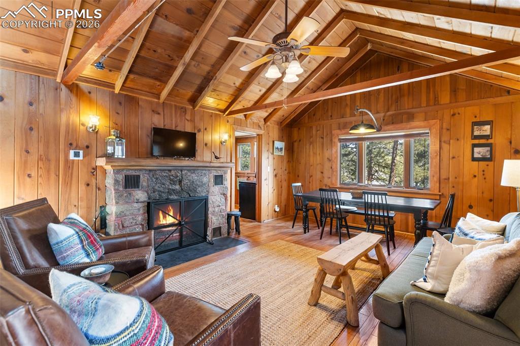 Image 6 of 50: Living Room