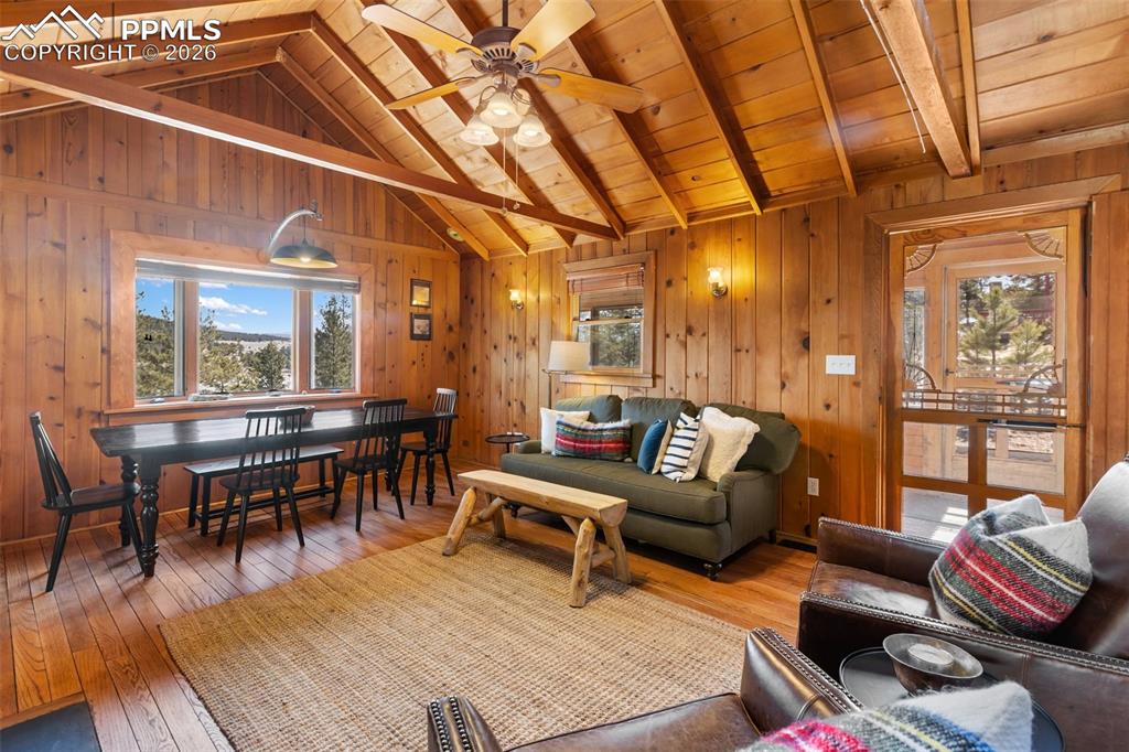 Image 7 of 50: Living Room