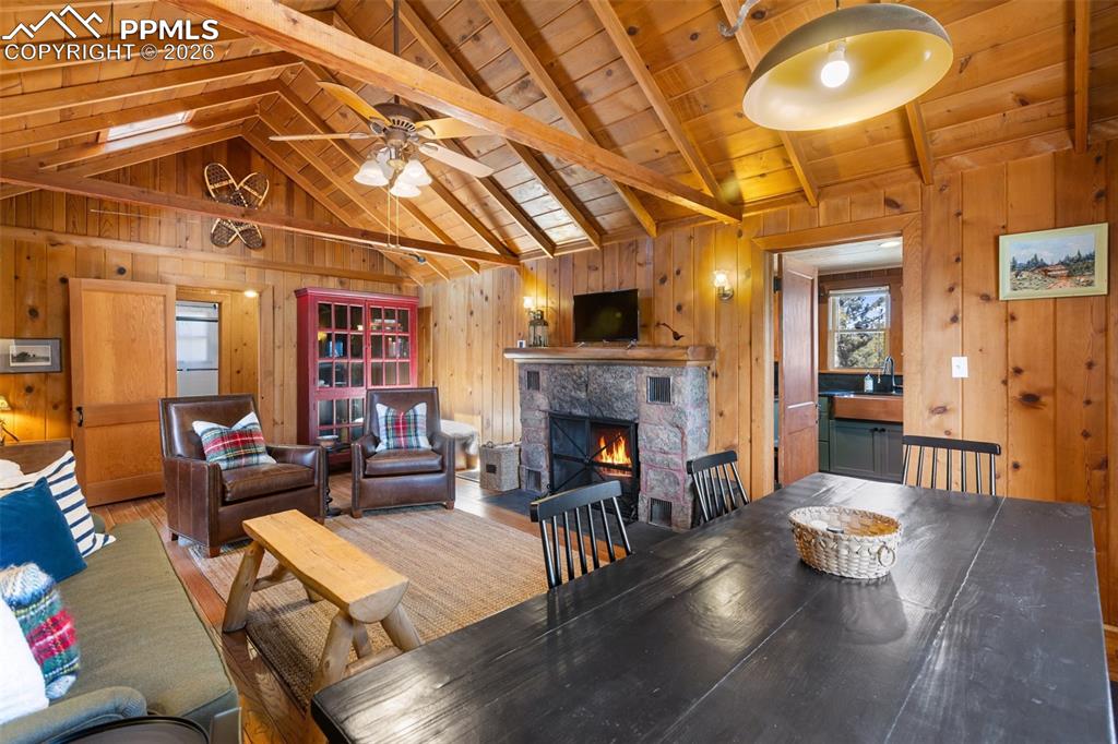 Image 8 of 50: Living Room