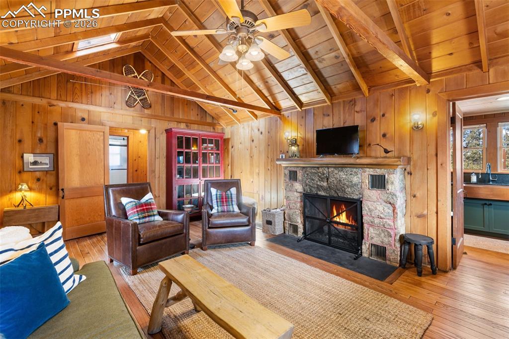 Image 9 of 50: Living Room