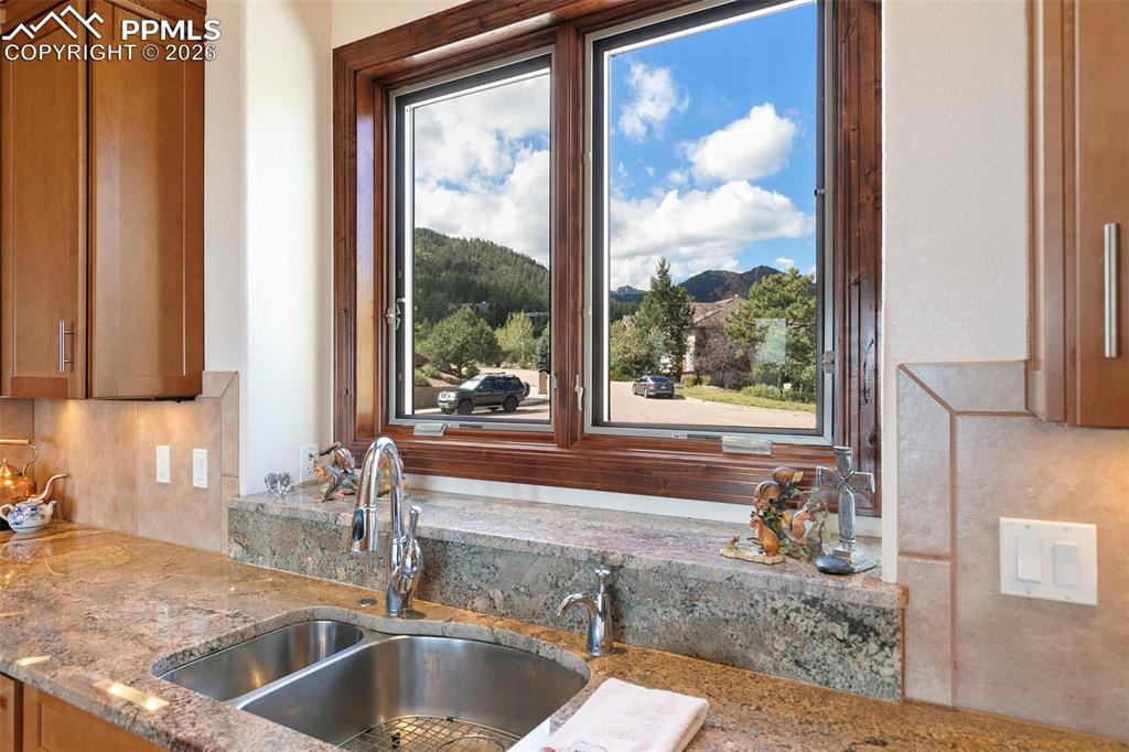 Image 14 of 43: Kitchen