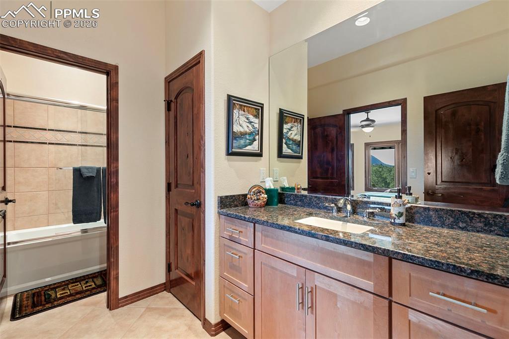 Image 35 of 43: Bathroom