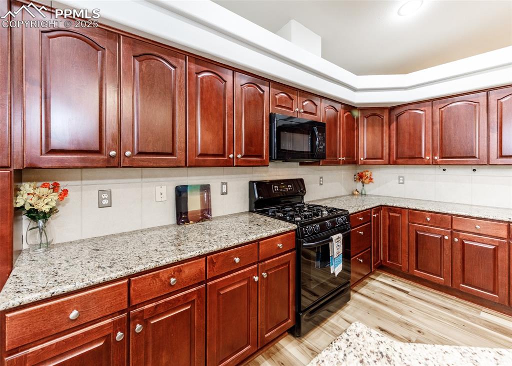 Image 14 of 43: Kitchen