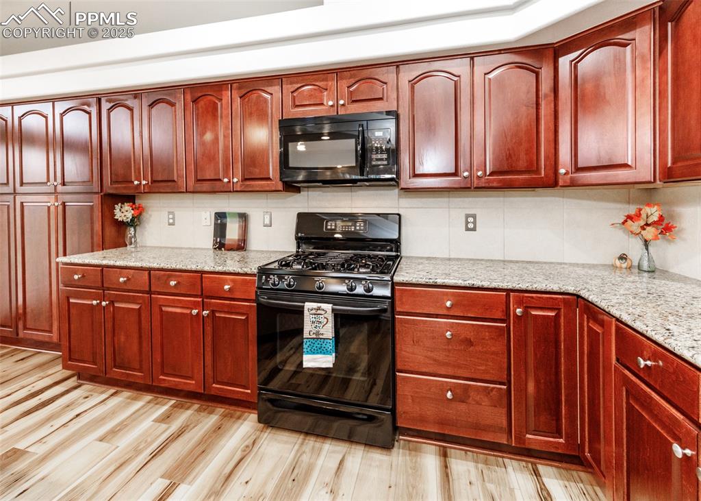 Image 15 of 43: Kitchen