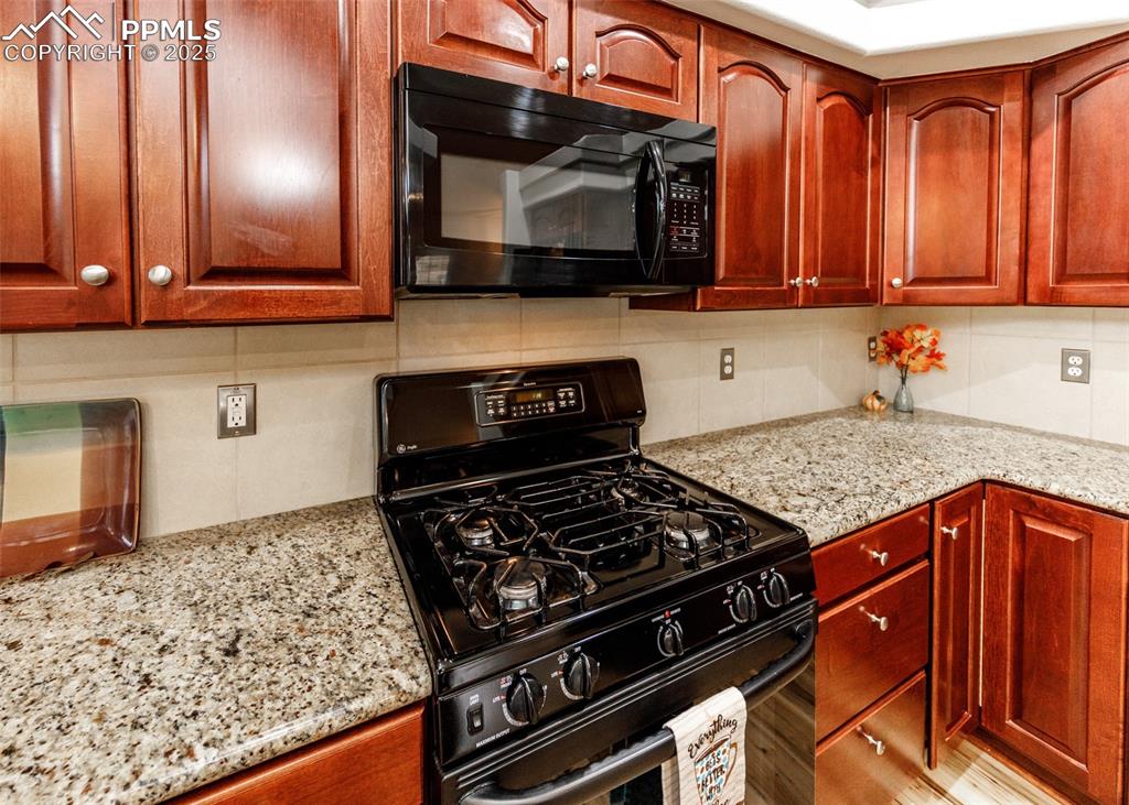 Image 16 of 43: Kitchen