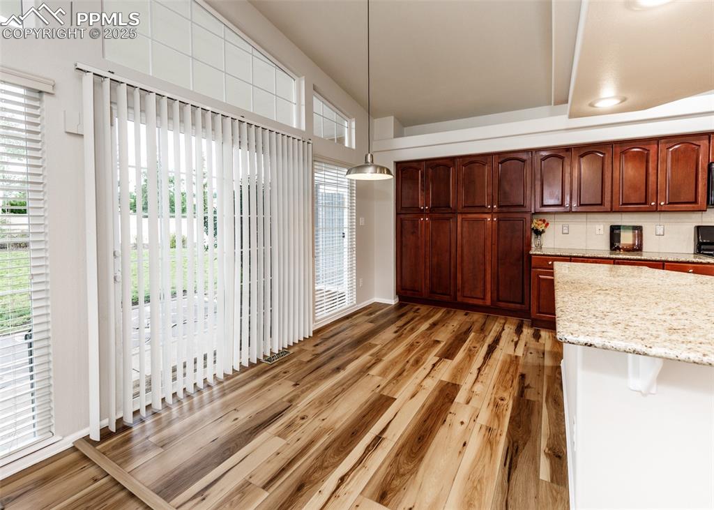 Image 18 of 43: Kitchen