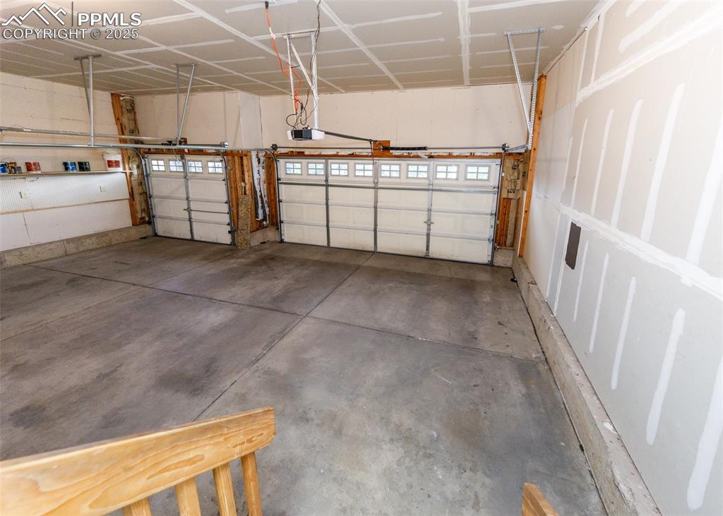 Image 30 of 43: Garage