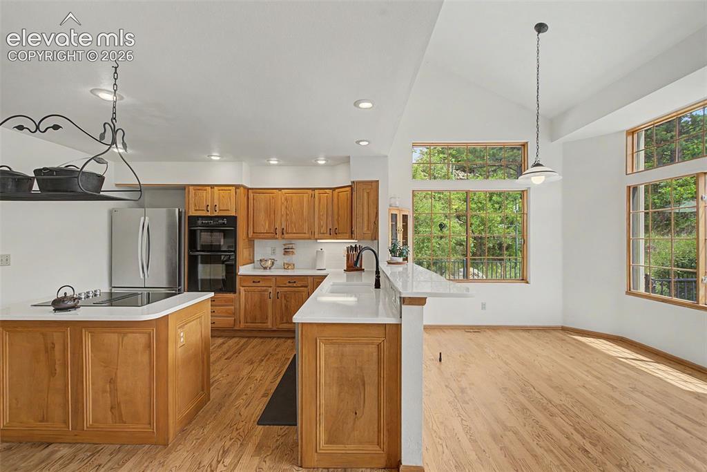 Image 16 of 46: Kitchen