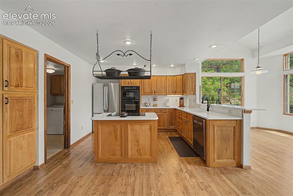 Image 17 of 46: Kitchen