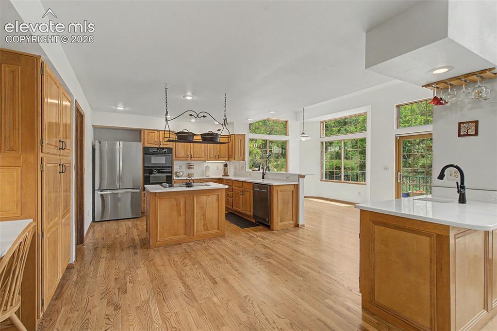 Image 18 of 46: Kitchen