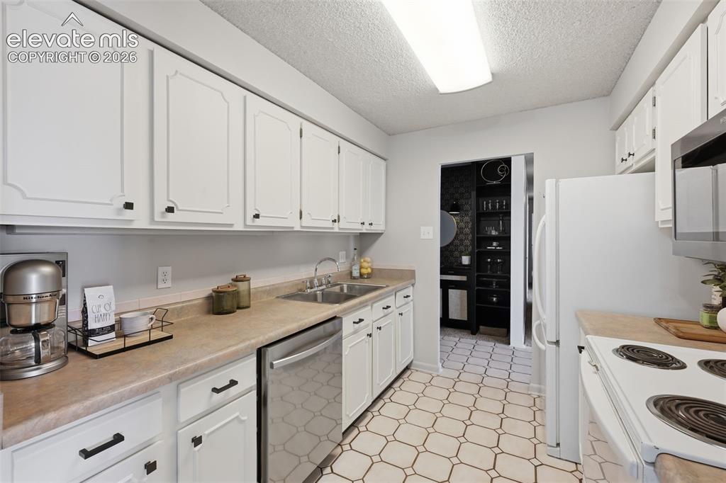 Image 13 of 38: Kitchen
