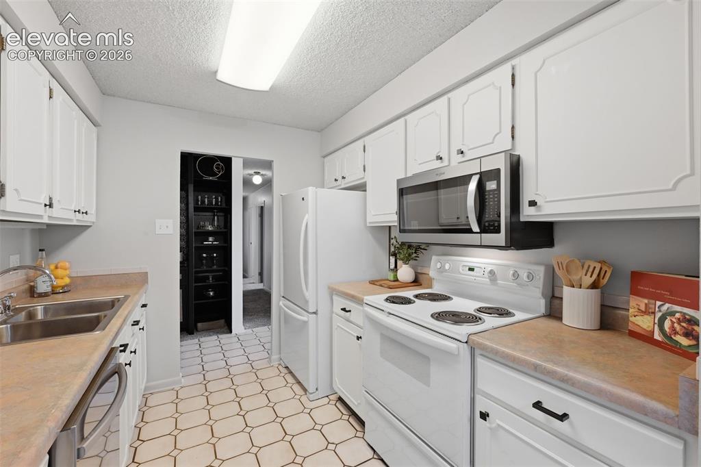 Image 14 of 38: Kitchen